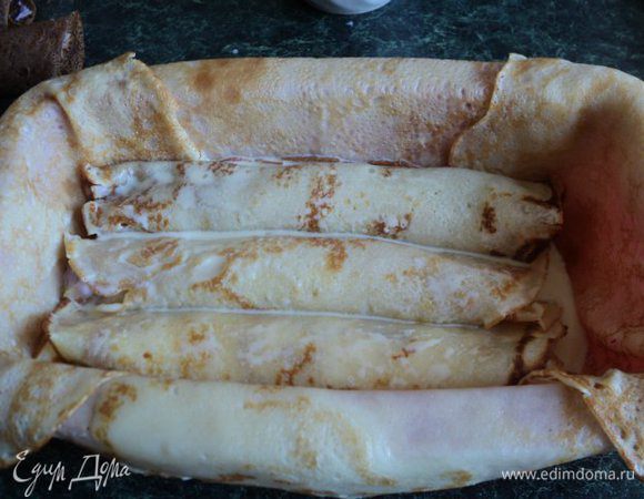 Выложить в форму блинные рулетики, чередуя по цвету и заливая заливкой.