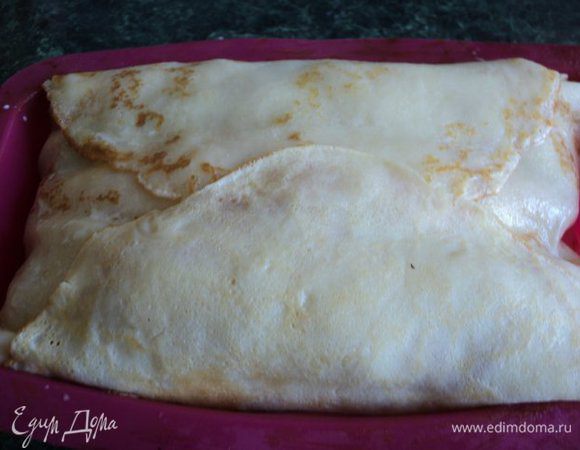 Накрыть пирог свешивающими краями блинчиков, смазывая заливкой. Запекать в духовке при температуре 200 градусов 25-30мин.