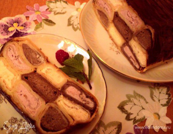 Готовый пирог вынуть из формы, перевернув на блюдо, смазать растопленным сливочным маслом. Украсить по своему усмотрению. Я украсила растопленным в микроволновке шоколадом со сливками.
Подавать пирог, порезав кусочками! Приятного аппетита!
