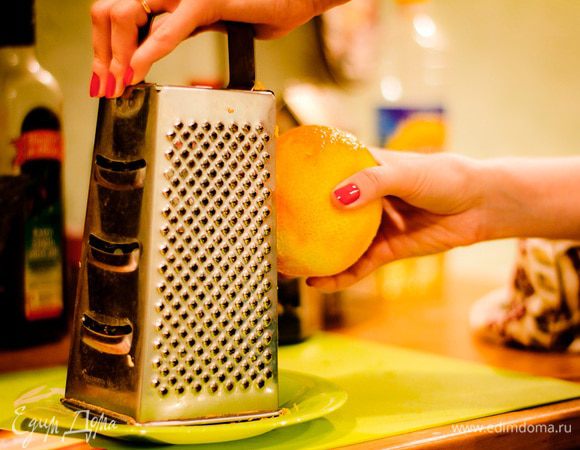 С апельсина сотрите цедру.