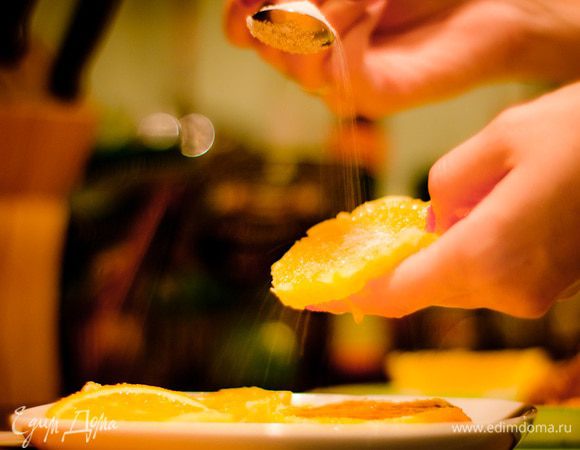 Очистите апельсин, нарежьте кружочками и запанируйте их в сахаре с двух сторон. С лаймом проделайте то же самое.