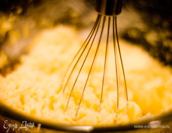 Яйца разотрите с сахаром, добавьте размягченное масло и взбейте.
