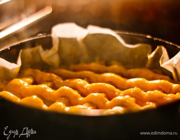 Сверху в виде решетки уложите оставшееся тесто и смажьте его яичным желтком.
Выпекайте пирог 25-30 минут при 180 градусах.
