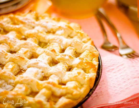 Перед подачей посыпьте пирог сахарной пудрой.