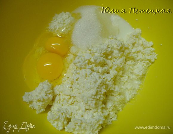 Творог у меня рассыпчатый. Я взбиваю его в блендере с яйцами и сахаром. Потом добавляю масло и молоко( и опять взбиваю. Крахмал и разрыхлитель добавить, перемешать. Добавить столько муки, чтобы получилось средней густоты. Почти как на кекс, немножечко жиже. тогда в випеченном виде будут мягче кексики.