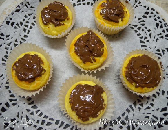 Смазать пастой. Нет нутелы? растопите четверть шоколадки с 1 ст л сливочного масла.