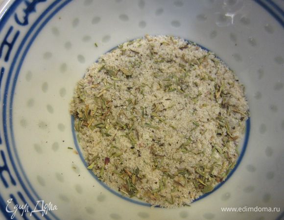 Смешайте соль, перец и тимьян.