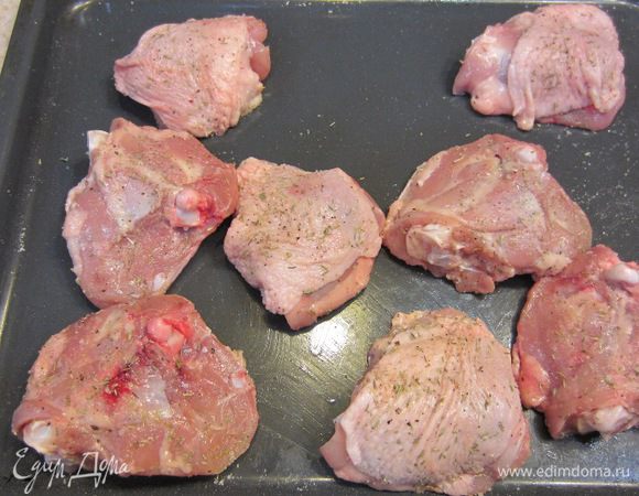 Переверните кусочки и посыпьте с другой стороны. Хорошо вотрите смесь со всех сторон бедер. «Массируйте» бедра, соберите ими всю рассыпанную ароматную смесь.