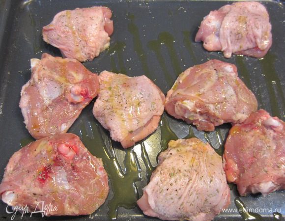 Полейте сверху растительным маслом. Хорошо вотрите масло со всех сторон. Также соберите кусочками все масло с противня.