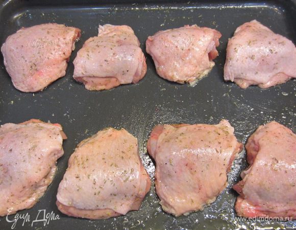 Выложите все бедрышки кожей вверх так, чтобы между кусочками было расстояние. Расправьте сверху кожу, чтобы она красиво прожарилась. Растительное масло поможет жиру лучше вытопиться из бедрышек.