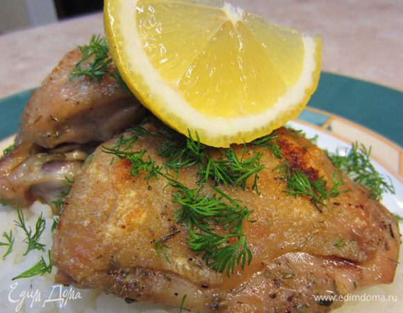 Поставьте противень в духовку, предварительно разогретую до 210°C. Через 10 минут смажьте кисточкой бедрышки вытопившимся жиром и убавьте температуру до 180°C. Смазывайте бедрышки жиром 2 раза через 10 минут и еще 1 раз через 5 минут. Итого ножки у вас будут готовиться 35 минут. Теперь включите верхний гриль на максимальную температуру. Поднимите противень на верхнюю полку и запекайте бедрышки еще 2 минуты. Следите внимательно, т. к. сейчас будет очень легко их сжечь. Вытащите ножки или дайте им постоять еще минуту. Запах ножек будет слегка с дымком — то что нам и нужно.