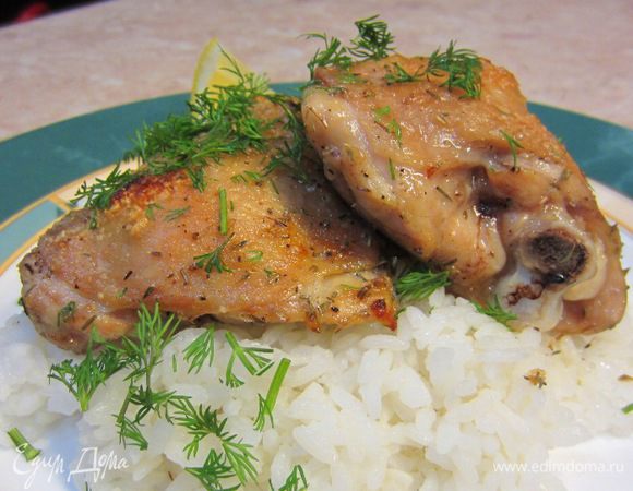 Подавайте ножки с отварным рисом, посыпав сверху укропом и сбрызнув лимонным соком.
