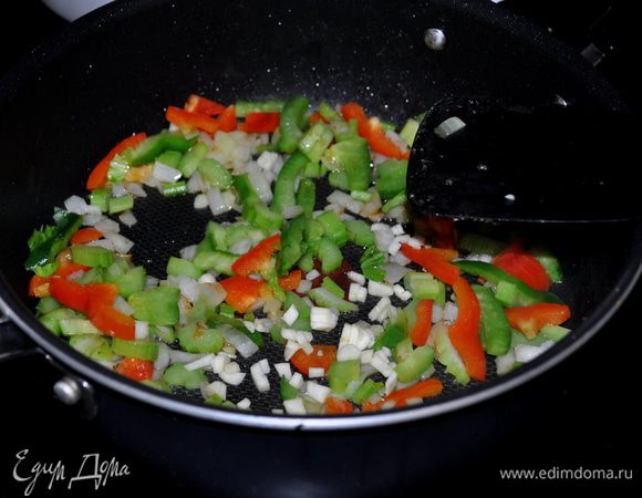 Добавить олив.масло,чтоб оно растеклось по сковороде или помочь ему.Затем порезанные овощи:красный перец,зелен.перец,лук,сельдерей,розмарин,чеснок,добавить соль 1/8ч.л и готовить примерно 3мин.