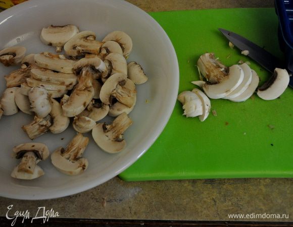 Затем добавляем порезанные нашинкованные, очищенные грибы.