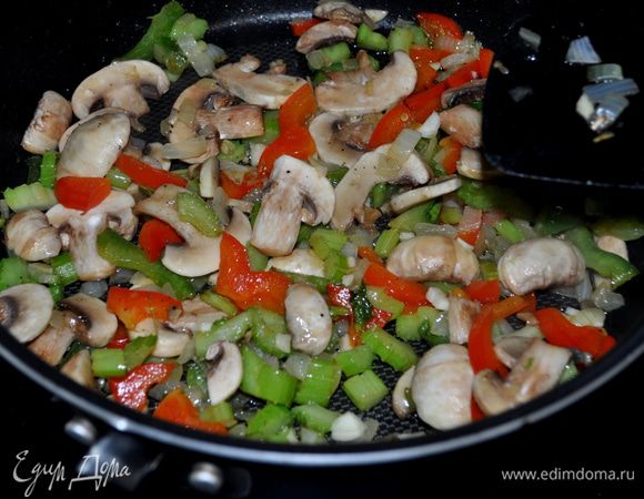 В общую массу добавляем готовый соус и готовим еще 1мин.