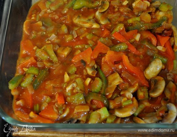 Выложить готовые овощи в жаропрочную  посуду.Сверху обжаренные куриные кусочки.И готовить в духовке 30-45мин.