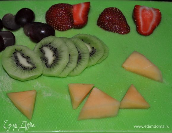 Персик или дыню порезать на красивые небольшие кусочки, также клубнику и киви.