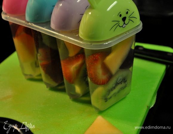 Выложить фрукты в форму и залить соком.Закрыть и поставить в морозильник на не менее 6час.или на ночь.