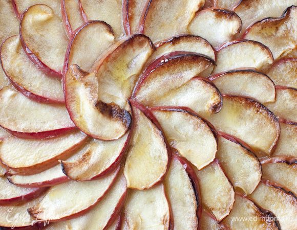 Выпекать в разогретой духовке 25‒30 минут, затем на 3−5 минут поставить противень под гриль или на самый верхний уровень духовки и увеличить температуру до 250°С.