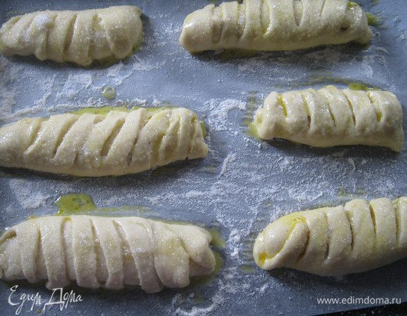 Сворачиваем булочку.