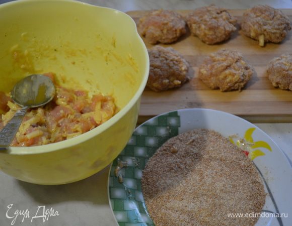 Филе порезать мелкими кубиками, сыр потереть, добавить яйца и муку и специи, масса  должна быть густой, сформировать котлетки, обвалять в сухарях и пожарить.
