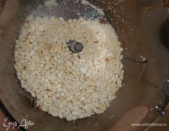 Арахис изрубить в блендере на мелкие кусочки, добавить оставшийся сахар. 