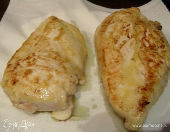 Куриную грудку обжариваем на сливочном масле до готовности минут 15-20. Можно ее запечь или отварить, все по вкусу. Я ее 5 минут обжаривала, а потом доводила до готовности в духовке (на фото 2 меня 2 грудки, вторая - для другого блюда). Остужаем ее.

