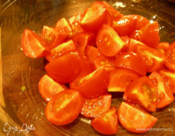 Помидоры черри режем на 4 части. Ростки сои моем, сушим.
