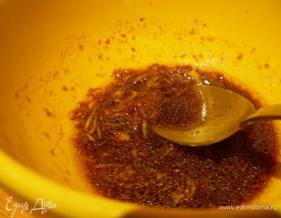 Для заправки натираем имбирь на мелкой терке и смешиваем с остальными ингредиентами. На мой вкус заправка получилась островата, я ее немного разбавила водой.
