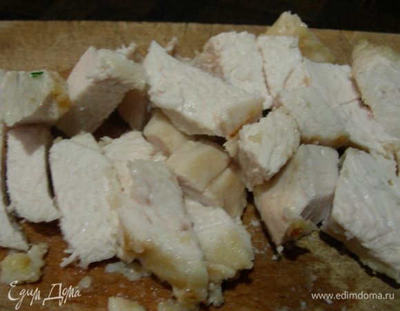 Когда курочка остыла, режем ее небольшими полосочками.
