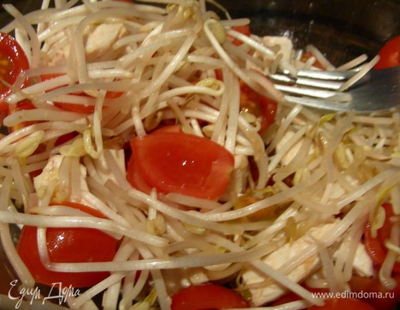 Выкладываем помидоры, ростки сои и курочку в салатницу, все перемешиваем. Можно заправить сразу, мне же больше нравится немного полить салат заправкой уже в тарелке.
