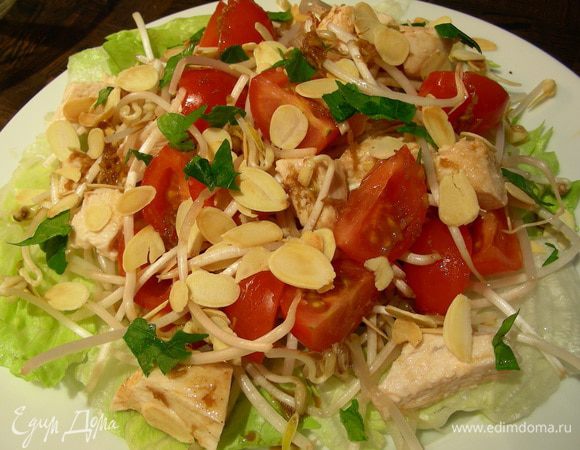 Выкладываем наш салат на тарелки (поливаем заправкой), сверху присыпаем миндальными хлопьями и петрушкой и подаем. Приятного аппетита))