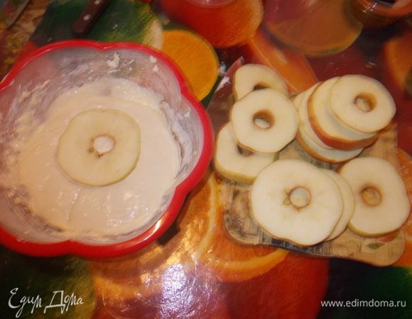 Яблоки и грушу нарезать кружочками. Муку, разрыхлитель, соду и соль смешайте. Вбейте 2 яйца и добавьте сметану. Замесите тесто. Нагрейте сковороду на масле. Окуните каждое кольцо в тесто и обжарьте на сковороде с обеих сторон.