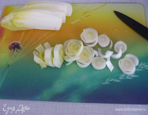 Цикорий промыть, снять верхние листочки, крупно порезать 