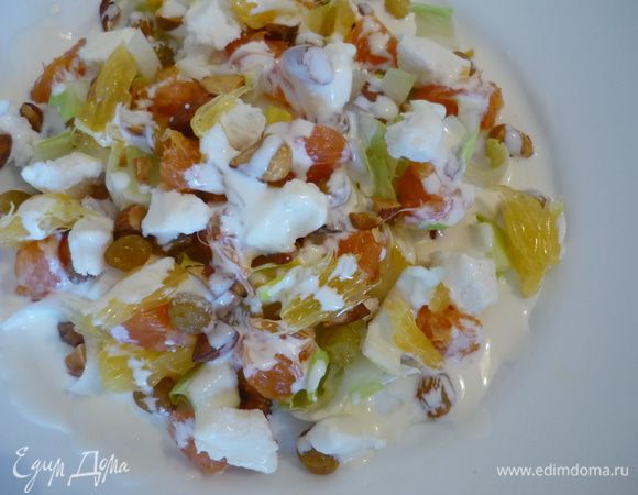 Заправить сметанно-апельсиновым соусом.