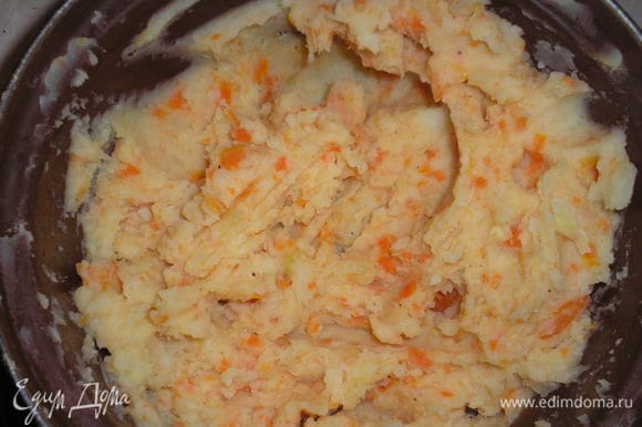Картофель чистим, отвариваем вместе с морковью до мягкости. Разминаем в пюре.