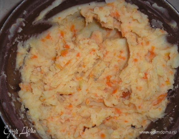 Картофель чистим, отвариваем вместе с морковью до мягкости. Разминаем в пюре.
