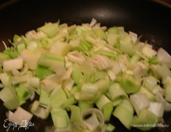 Лук-порей режем колечками и обжариваем в 1 ст.л. сливочного масла на небольшом огне минут 15. Держим в тепле до подачи.

