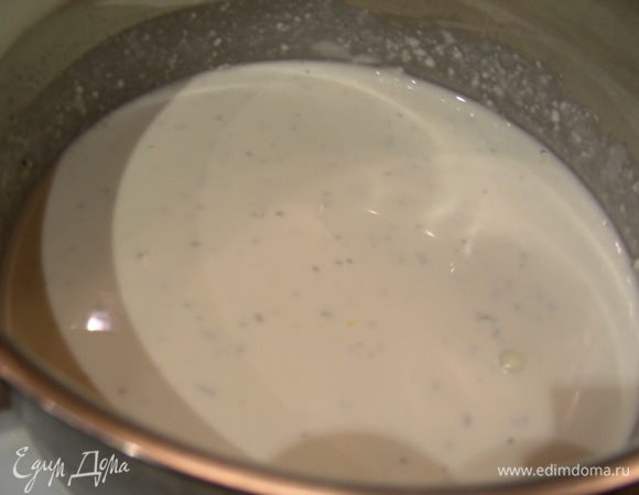 Для соуса в небольшой кастрюльке прогреваем сыр и сливки, помешиваем, до полного растворения сыра (минут 5). 

