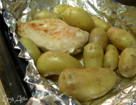 Теперь можно курочку подавать сразу, полив соусом и добавив лук-порей, а в качестве гарнира молодой картофель. У меня же муж любит, чтобы все было очень горячее, поэтому я все вместе слегка протомила в духовке. К курочке добавила готовый картофель.
