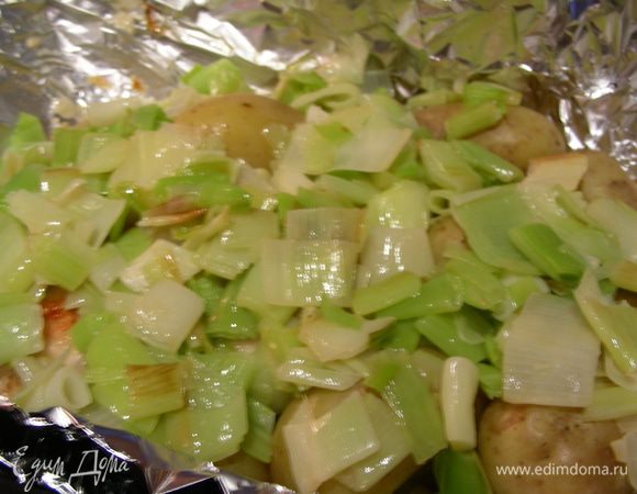 Сверху лук-порей.
