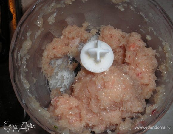 Куриную грудку перемалываем в фарш.