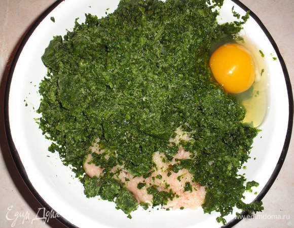 Добавляем изрубленый в блендере шпинат(у меня мороженый), яйцо, соль. перец, перемешиваем.