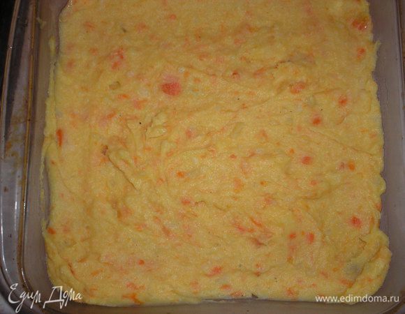 Форму для запекания смазываем раст.маслом. Выкладываем половину картофельной массы.