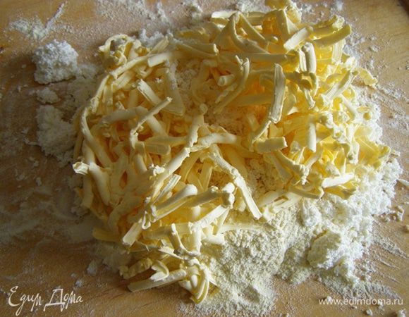 Добавим протертый через сито творог и натертое на терке сильно охлажденное масло