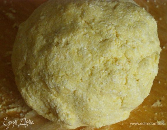 Быстро замесим тесто. Сформуем шар, завернем в фольгу, уберем в холодильник на час