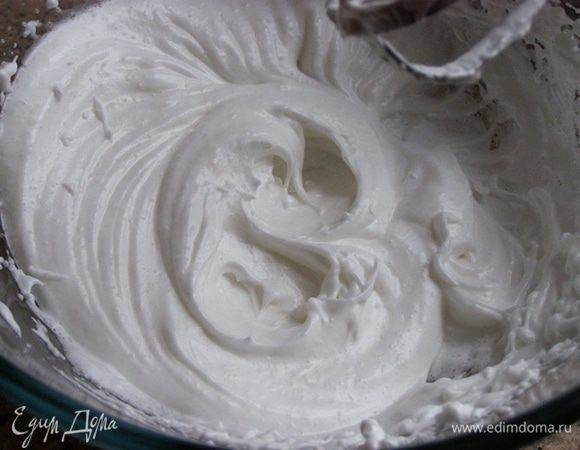 Белок взобьем до крепкой пены, постепенно добавим ванилин и сахар