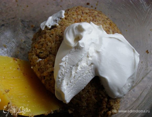 Постоянно мешая ложкой, всыпем ореховую смесь. Добавим сливки и ром