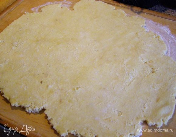 Разделочную доску посыпем мукой, раскатаем тесто до 0,5 см толщиной