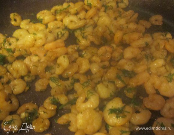 Очищенные креветки обжарить 3 минуты на оливковом масле с долькой чеснока.Можно  добавить немного зелени.